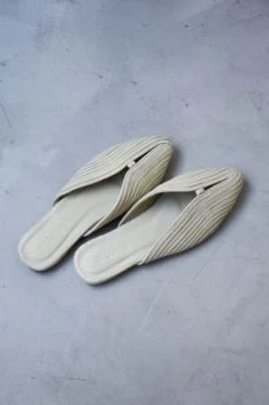 At Dawn.Leather Slides - Cream/Black