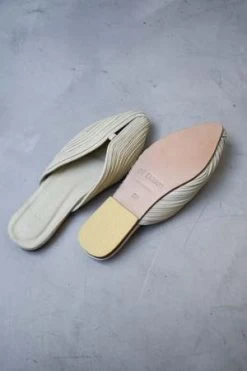 At Dawn.Leather Slides - Cream/Black -Fashion comprehensive store Sample Leather Slides 20231028003623 1