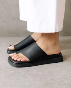 AlohasToe Ring Flop - Black